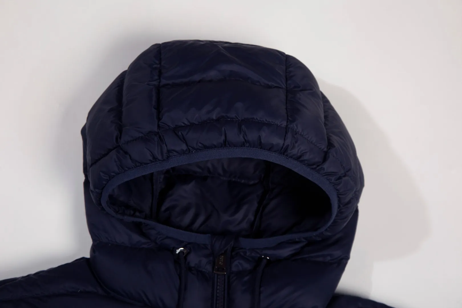 P560 White background picture [Popular in winter] Style number: 25115# Color: black/navy/grey apricot Size: S-XL - Ralph Lauren/Ralph Lauren 2025FW Winter popular half-covered high-collar hooded lightweight gall-free rib down jacket - the same as the original 400T gall-free nylon on the face Elastic hemming restraint Lightweight technological warmth - corn tooth high-quality resin zippers Large and small partition zippers Single version, single opening - ingenious restoration, full set of customized hardware and accessories, all details processed 100% - RL Ralph Lauren classic light rib down jacket. With the blessing of 25 years of rib fire, it firmly sits in the C position of this autumn and winter wardrobe. It has a light and fluffy touch. There is almost no burden on the upper body. One piece for winter in the south. It can be used as an inner layer in the north. The hood/hem can be flexibly adjusted for tightness. It can be worn for daily commuting or light outdoor scenes while keeping warm. It can also present a smart and lightweight style and texture. Regular fit. Genderless upper body. Highly recommended.